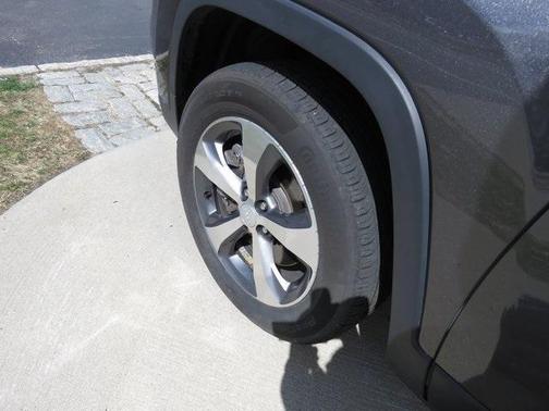 Photo 2 of 32 of 2019 Jeep Cherokee Limited