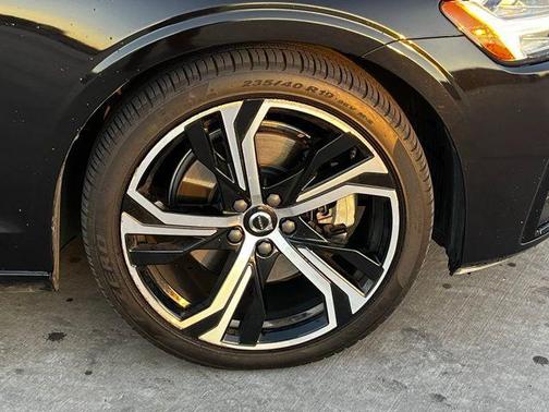 2024 Volvo S60 B5 Core Dark Theme