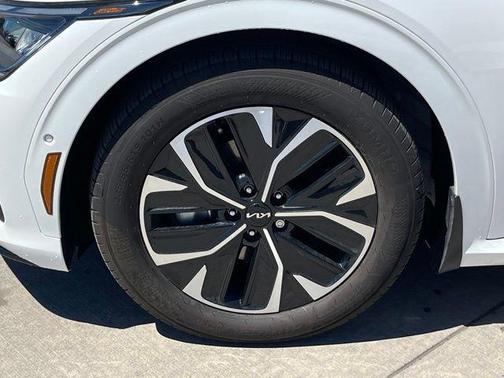 Snow White Pearl 2024 Kia EV6 GT-Line