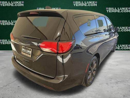 Brilliant Black Crystal Pearlcoat 2020 Chrysler Pacifica Touring