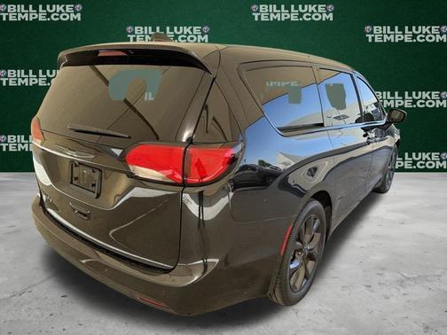 Brilliant Black Crystal Pearlcoat 2020 Chrysler Pacifica Touring