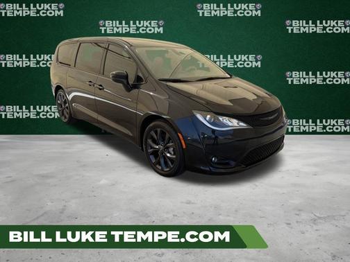 Brilliant Black Crystal Pearlcoat 2020 Chrysler Pacifica Touring