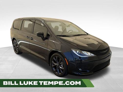 Brilliant Black Crystal Pearlcoat 2020 Chrysler Pacifica Touring