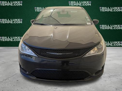 Brilliant Black Crystal Pearlcoat 2020 Chrysler Pacifica Touring