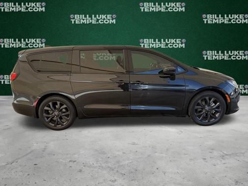 Brilliant Black Crystal Pearlcoat 2020 Chrysler Pacifica Touring