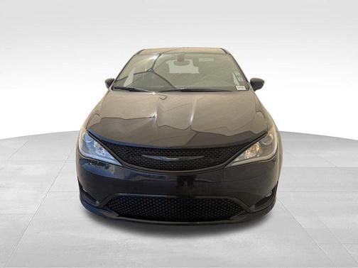 Brilliant Black Crystal Pearlcoat 2020 Chrysler Pacifica Touring