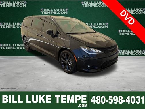 Brilliant Black Crystal Pearlcoat 2020 Chrysler Pacifica Touring