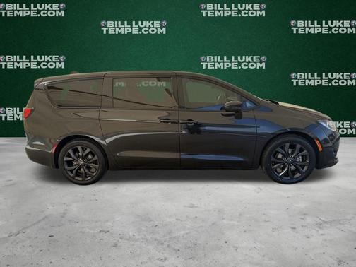Brilliant Black Crystal Pearlcoat 2020 Chrysler Pacifica Touring