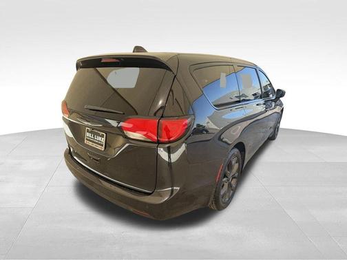 Brilliant Black Crystal Pearlcoat 2020 Chrysler Pacifica Touring