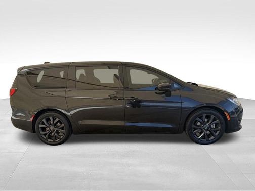 Brilliant Black Crystal Pearlcoat 2020 Chrysler Pacifica Touring