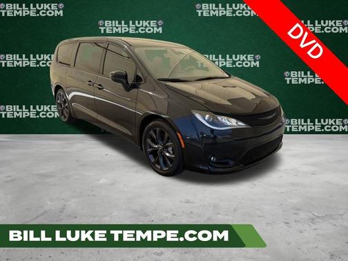 Brilliant Black Crystal Pearlcoat 2020 Chrysler Pacifica Touring