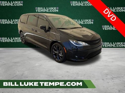Brilliant Black Crystal Pearlcoat 2020 Chrysler Pacifica Touring