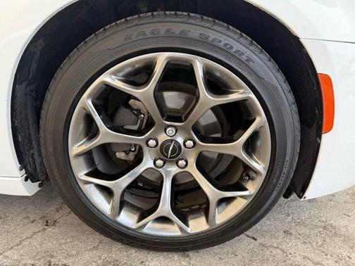 Bright White Clearcoat 2019 Chrysler 300 Limited