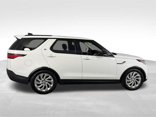 Fuji White 2024 Land Rover Discovery P300 S