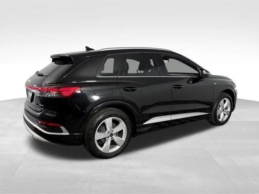 Mythos Black Metallic 2024 Audi Q4 e-tron 55 quattro Premium
