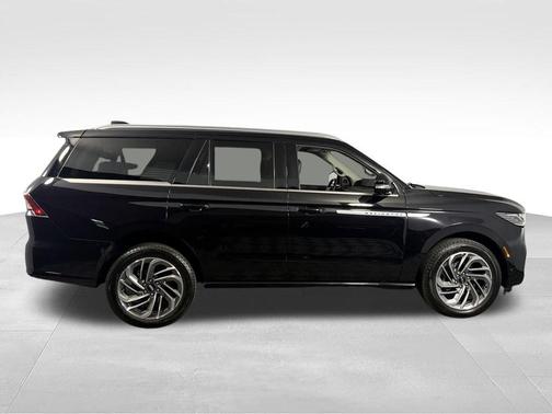 Infinite Black Metallic 2025 Lincoln Navigator Reserve