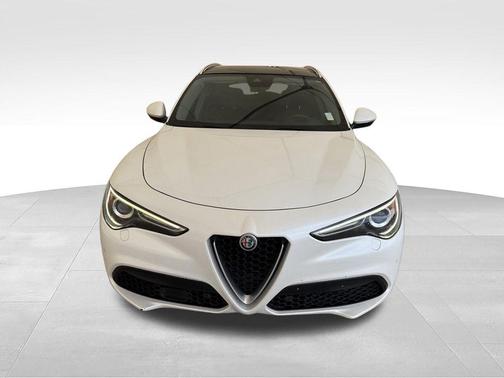 White Tri-Coat 2018 Alfa Romeo Stelvio Ti