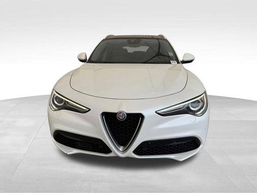 White Tri-Coat 2018 Alfa Romeo Stelvio Ti