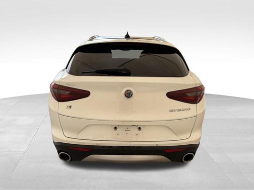 White Tri-Coat 2018 Alfa Romeo Stelvio Ti