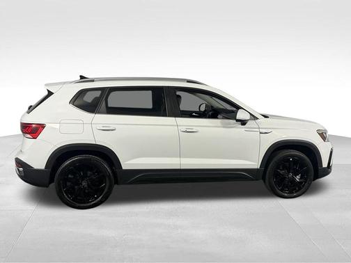 Pure White 2023 Volkswagen Taos 1.5T SE