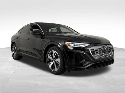 Mythos Black Metallic 2024 Audi Q8 e-tron S line Premium
