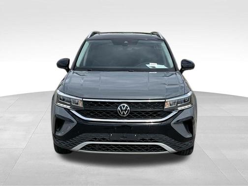 Pure Gray / Black Roof 2023 Volkswagen Taos 1.5T SE