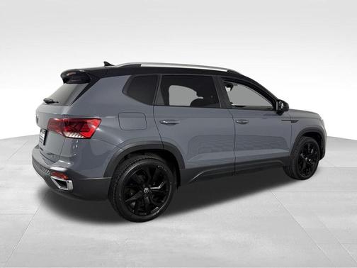 Pure Gray / Black Roof 2023 Volkswagen Taos 1.5T SE