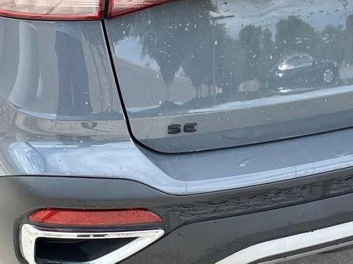 Pure Gray / Black Roof 2023 Volkswagen Taos 1.5T SE
