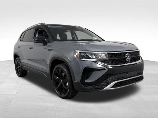 Pure Gray / Black Roof 2023 Volkswagen Taos 1.5T SE