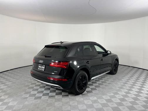 Photo 4 of 50 of 2020 Audi Q5 45 Premium