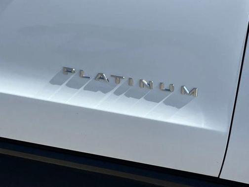 Oxford White 2025 Ford Expedition Platinum