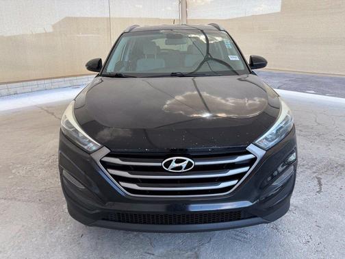 Black Noir Pearl 2016 Hyundai TUCSON SE