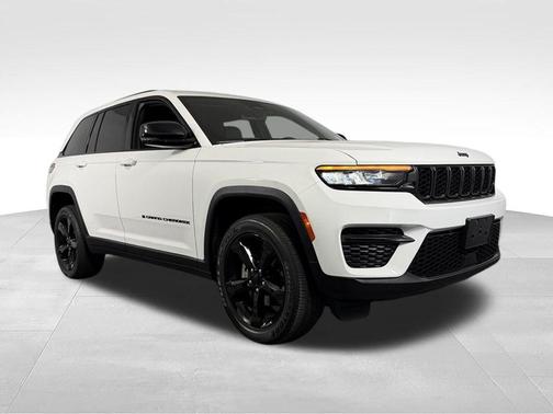 Bright White Clearcoat 2023 Jeep Grand Cherokee Altitude