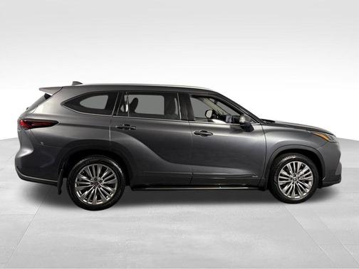 Magnetic Gray Metallic 2024 Toyota Highlander Hybrid Platinum