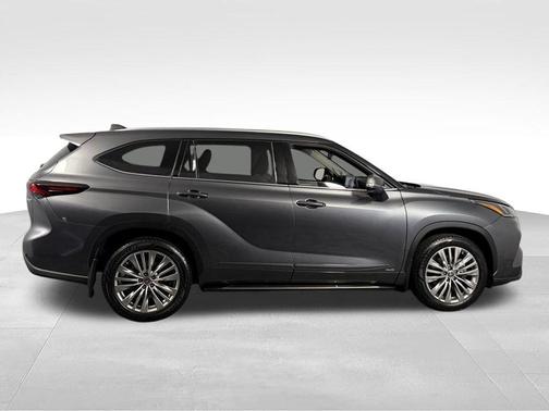 Magnetic Gray Metallic 2024 Toyota Highlander Hybrid Platinum