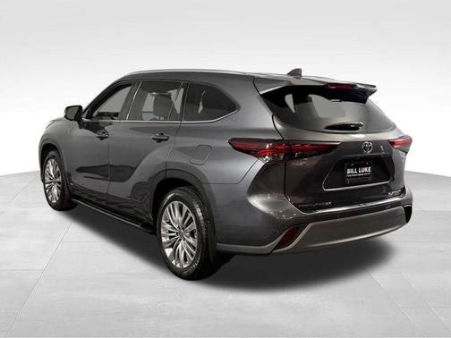 Magnetic Gray Metallic 2024 Toyota Highlander Hybrid Platinum