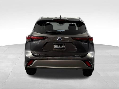 Magnetic Gray Metallic 2024 Toyota Highlander Hybrid Platinum