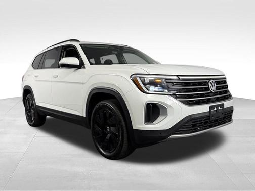 Pure White 2025 Volkswagen Atlas 2.0T SE w/Technology