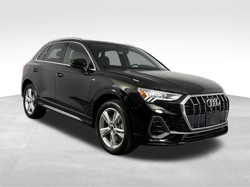Mythos Black Metallic 2023 Audi Q3 45 S line Premium