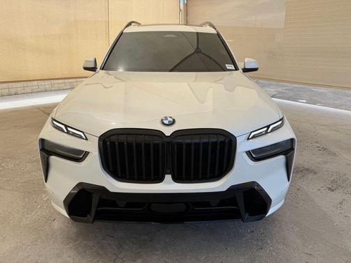 Mineral White Metallic 2025 BMW X7 xDrive40i