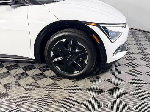 Glacier White Pearl 2025 Kia EV6 Wind