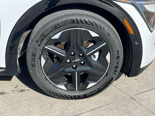Glacier White Pearl 2025 Kia EV6 Wind