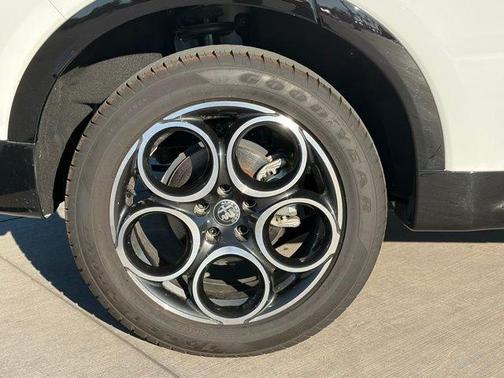 2025 Alfa Romeo Tonale Base