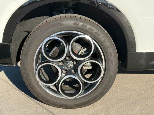 2025 Alfa Romeo Tonale Base