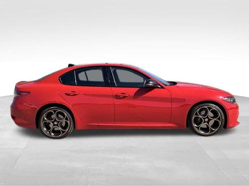 Rosso 2025 Alfa Romeo Giulia INTENSA