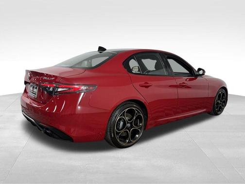Rosso 2025 Alfa Romeo Giulia INTENSA