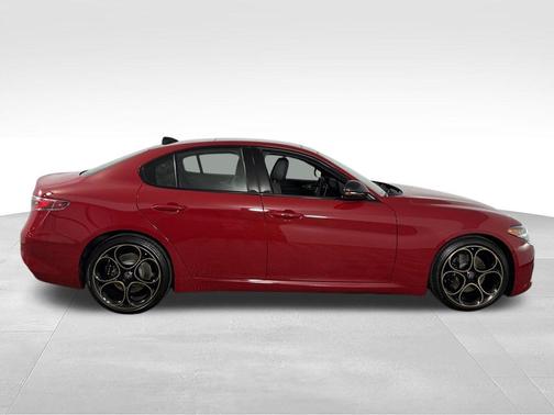 Rosso 2025 Alfa Romeo Giulia INTENSA