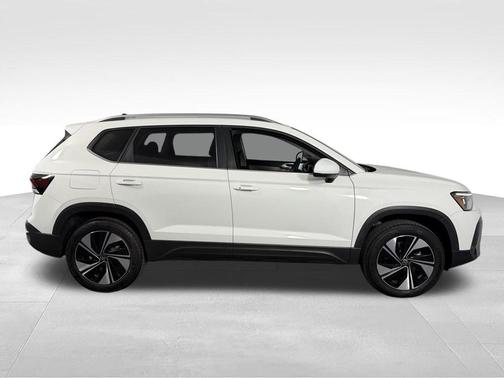 Pure White 2025 Volkswagen Taos 1.5T SE