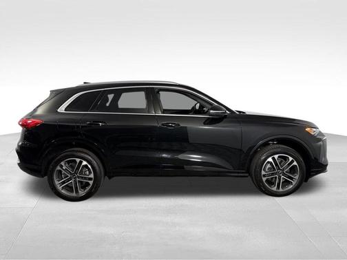 Mythos Black Metallic 2025 Audi Q5 2.0T quattro Premium