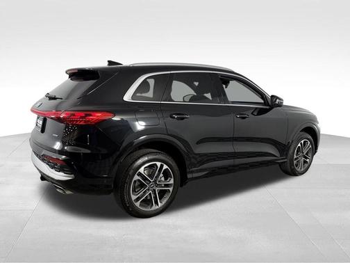 Mythos Black Metallic 2025 Audi Q5 2.0T quattro Premium